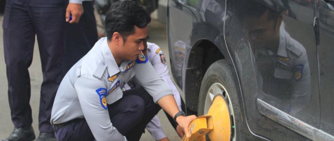 Parkir Dibahu Jalan, Sejumlah Kendaraan Digembok Dishub Makassar