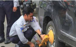 Parkir Dibahu Jalan, Sejumlah Kendaraan Digembok Dishub Makassar