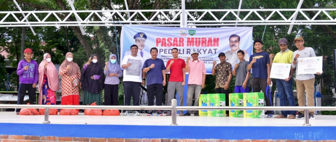 Pemprov Sulsel bekerja sama dengan Pemkab Maros melaksanakan pasar murah di Alun-alun Bank Sulselbar Kabupaten Maros.