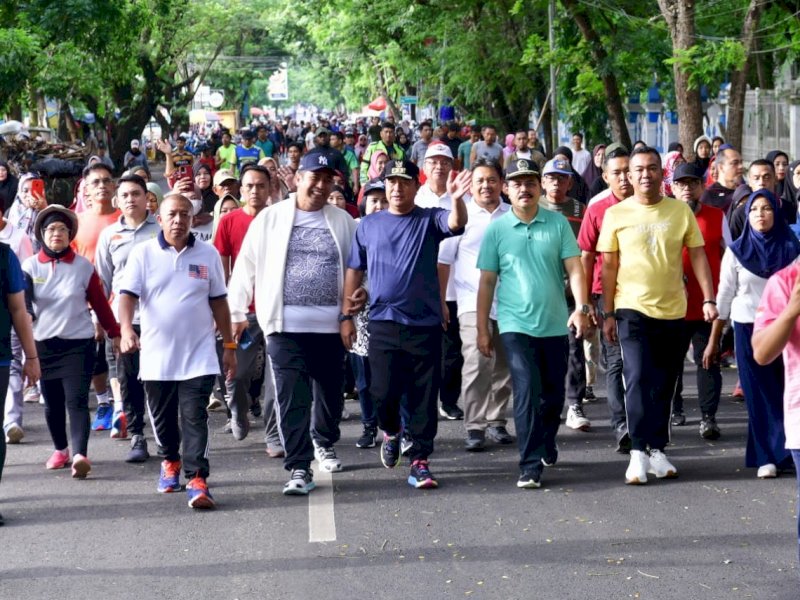 Jalan Sehat Bersama Warga Maros, Pj Gubernur Bahtiar Serahkan Bantuan Sembako dan Alsintan