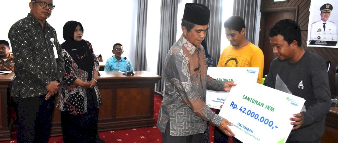 Santunan JKM diserahkan Wakil Bupati Kepulauan Selayar, Saiful Arif, didampingi oleh Kepala BPJSTK Firdaus serta Kadis Perindustrian dan ketenagakerjaan Ros Irma, di Ruang Rapat Pimpinan Kantor Bupati Kepulauan Selayar, baru-baru ini. Santunan JKM diserahkan Wakil Bupati Kepulauan Selayar, Saiful Arif, didampingi oleh Kepala BPJSTK Firdaus serta Kadis Perindustrian dan ketenagakerjaan Ros Irma, di Ruang Rapat Pimpinan Kantor Bupati Kepulauan Selayar, baru-baru ini.