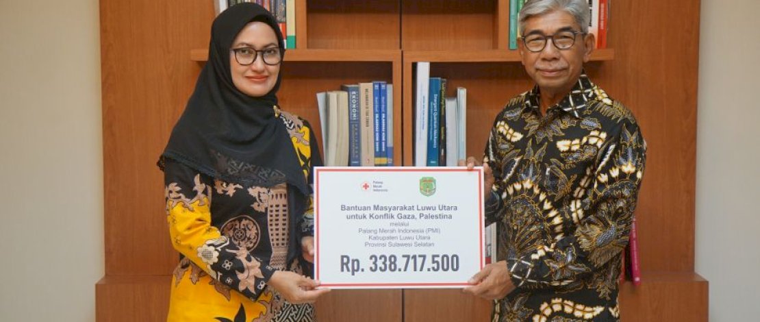 Bupati Luwu Utara, Indah Putri Indriani, saat menyerahkan donasi secara simbolis yang diterima Sekjen PMI Pusat, AM Fachri. Bupati Luwu Utara, Indah Putri Indriani, saat menyerahkan donasi secara simbolis yang diterima Sekjen PMI Pusat, AM Fachri.
