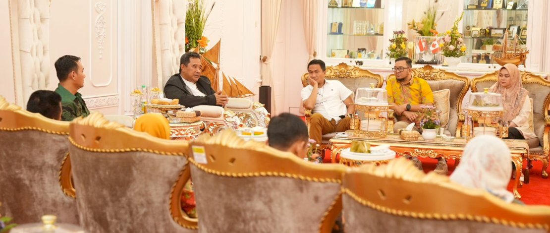 Pj Gubernur Sulsel Bahtiar Baharuddin, menerima audiensi Ketua Komisi Penyiaran Indonesia Pusat Ubaidillah, di Rumah Jabatan Gubernur, Sabtu malam, 9 Desember 2023. Pj Gubernur Sulsel Bahtiar Baharuddin, menerima audiensi Ketua Komisi Penyiaran Indonesia Pusat Ubaidillah, di Rumah Jabatan Gubernur, Sabtu malam, 9 Desember 2023.