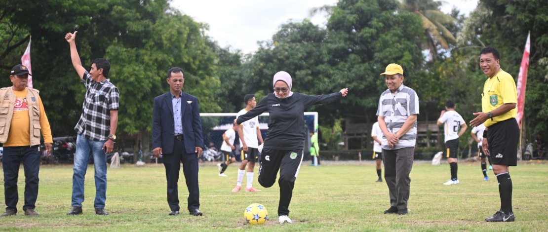Bupati Luwu Utara Indah Putri Indriani membuka Turnamen Sepak Bola Kambisa Cup IV yang diikuti 24 kesebelasan, Minggu, 10 Desember 2023.