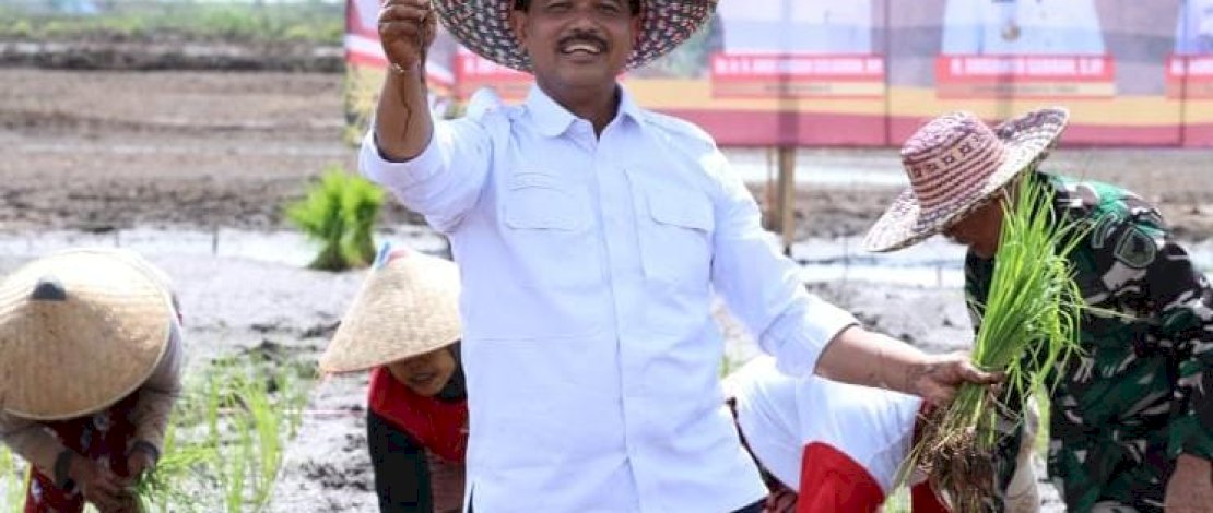 Direktur Jenderal Tanaman Pangan, Suwandi melakukan gerakan tanam padi pada Food Estate di Desa Pantik, Kecamatan Pandih Batu, Kabupaten Pulang Pisau (Pulpis), Kalimantan Tengah.