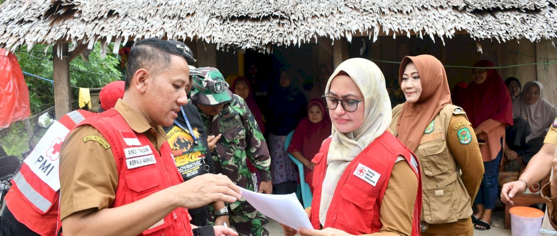 Serahkan Bantuan untuk Korban Angin Puting Beliung di Sabbang, Bupati Indah Ingatkan Warga agar Tetap Waspada