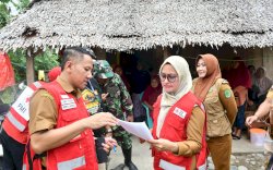 Serahkan Bantuan untuk Korban Angin Puting Beliung di Sabbang, Bupati Indah Ingatkan Warga agar Tetap Waspada