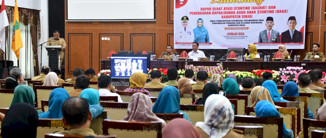 Kepala Perwakilan BKKBN Sulsel, Shodiqin, mengukuhkan Pj Bupati Sinjai TR Fahsul Falah, bersama Pj Ketua TP PKK Sinjai Cut Resmiati, sebagai Bapak/Bunda Asuh Anak Stunting Kabupaten Sinjai.