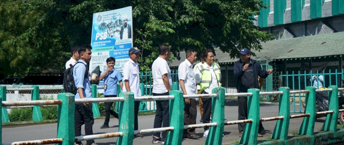Anggota Komisi V DPR RI, Hamka B Kady, didampingi Tim Teknis Balai Besar Wilayah Sungai Pompengan - Jeneberang dan perwakilan Kementrian PUPR, melakukan peninjauan di Kanal Pannampu.