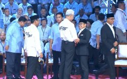 Debat Perdana, Tiga Paslon Capres - Cawapres Pamer Keharmonisan