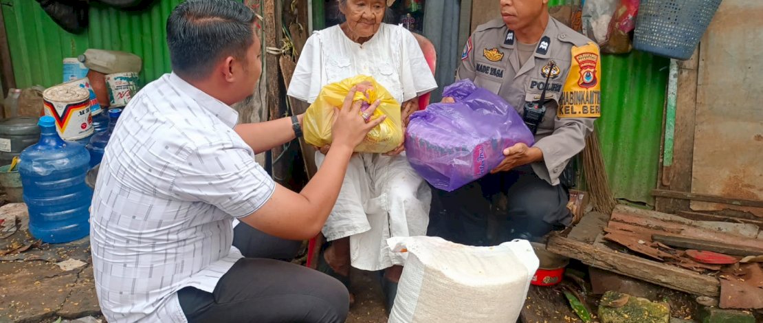 Peduli Lansia, Lurah Berua Kunjungi Nenek Dg Noro untuk Serahkan Bantuan