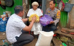 Peduli Lansia, Lurah Berua Kunjungi Nenek Dg Noro untuk Serahkan Bantuan