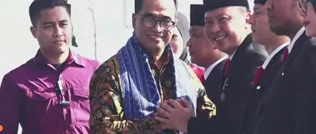 Menteri Perhubungan RI mewakili Presiden Joko Widodo, menyerahkan penghargaan kepada Bupati Kepulauan Selayar, pada Puncak Perayaan Hari Nusantara 2023, di Kota Tidore, Kepulauan Maluku Utara, Rabu, 13 Desember 2023. Menteri Perhubungan RI mewakili Presiden Joko Widodo, menyerahkan penghargaan kepada Bupati Kepulauan Selayar, pada Puncak Perayaan Hari Nusantara 2023, di Kota Tidore, Kepulauan Maluku Utara, Rabu, 13 Desember 2023.