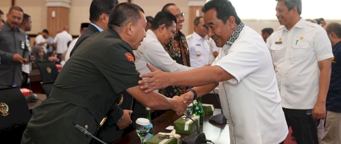 Pj Gubernur Sulsel Bahtiar Baharuddin, menyerahkan Daftar Isian Pelaksanaan Anggaran dan Daftar Alokasi Transfer Ke Daerah Tahun Anggaran 2024 kepada para KPA Satuan Kerja K/L dan Organisasi Perangkat Daerah lingkup Provinsi Sulsel. Pj Gubernur Sulsel Bahtiar Baharuddin, menyerahkan Daftar Isian Pelaksanaan Anggaran dan Daftar Alokasi Transfer Ke Daerah Tahun Anggaran 2024 kepada para KPA Satuan Kerja K/L dan Organisasi Perangkat Daerah lingkup Provinsi Sulsel.