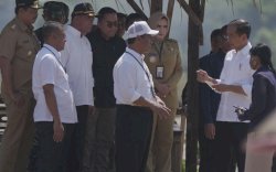 Mentan Amran Dampingi Presiden Jokowi Tinjau Penanaman Padi di Pekalongan