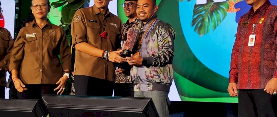 Mewakili Wali Kota Makassar, Muhammad Roem, Kepala Dinas Pariwisata Kota Makassar, menerima plakat dan Surat Keputusan dari Menteri Pariwisata dan Ekonomi Kreatif, Sandiaga Salahuddin Uno, menandai Penetapan Kota Makassar sebagai Kota Kreatif Indonesia.