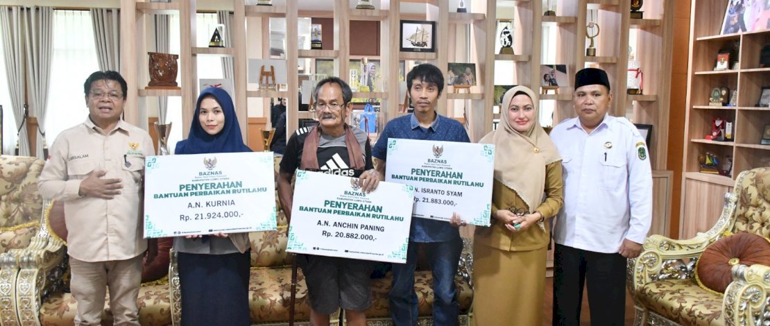 Bupati Luwu Utara, Indah Putri Indriani, menyerahkan bantuan perbaikan Rumah Tidak Layak Huni (Rutilahu) Badan Amil Zakat Nasional (Baznas) langsung kepada tiga warga Luwu Utara, Selasa, 12 Desember 2023. Bupati Luwu Utara, Indah Putri Indriani, menyerahkan bantuan perbaikan Rumah Tidak Layak Huni (Rutilahu) Badan Amil Zakat Nasional (Baznas) langsung kepada tiga warga Luwu Utara, Selasa, 12 Desember 2023.