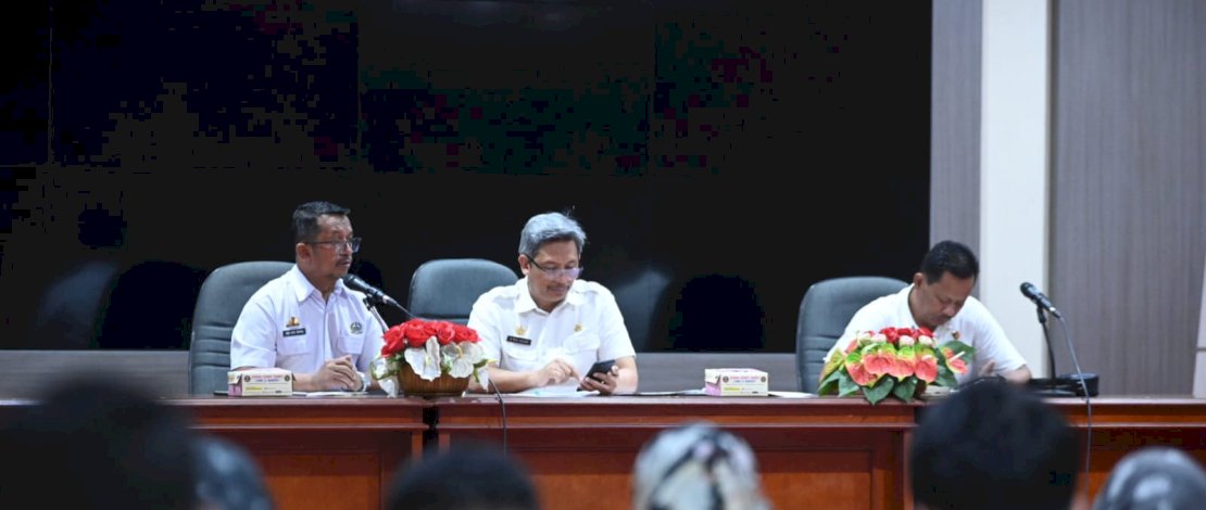 Penjabat Sekretaris Daerah Provinsi Sulawesi Selatan, Andi Muhammad Arsjad, memimpin Rapat terkait Ketersediaan Bahan Pokok, Gula, dan Minyak Goreng, di Ruang Command Center Lantai IV Kantor Gubernur Sulsel, Rabu, 13 Desember 2023.