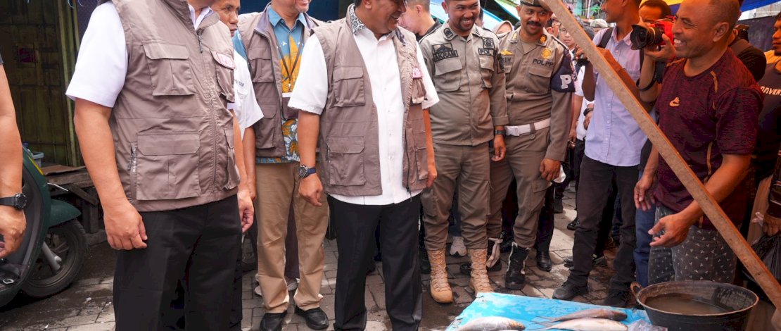 Pj Gubernur Bahtiar bersama Tim Pengendalian Inflasi Daerah (TPID) Provinsi Sulsel dan Wali Kota Makassar Moh Ramdhan Pomanto, melakukan peninjauan stok dan kebutuhan bahan pokok jelang Natal dan Tahun Baru (Nataru), di Pasar Pannampu. Pj Gubernur Bahtiar bersama Tim Pengendalian Inflasi Daerah (TPID) Provinsi Sulsel dan Wali Kota Makassar Moh Ramdhan Pomanto, melakukan peninjauan stok dan kebutuhan bahan pokok jelang Natal dan Tahun Baru (Nataru), di Pasar Pannampu.