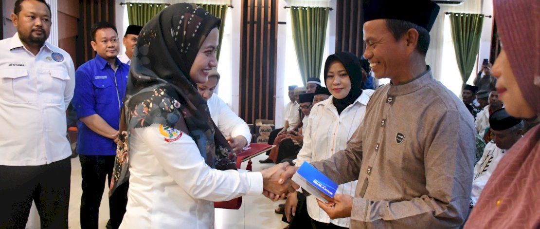 Bupati Luwu Utara, Indah Putri Indriani, menyerahkan insentif kepada guru TPA, imam desa, sekolah Minggu, dan pasraman.