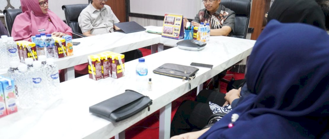 Rapat Pj Sekda Sulsel bersama Dinas Kesehatan Sulsel, dan para jajaran RSUD milik Pemprov Sulsel, serta PT Jasa medika Transmedic, di Ruang Rapat Sekda Sulsel, Jum&rsquo;at, 15 Desember 2023.