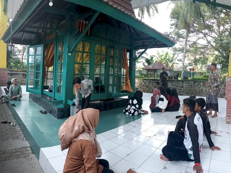 Danyon  D Pelopor Sat-Brimob Baebunta Ziarah ke Makam Datuk Pattimang Luwu Utara