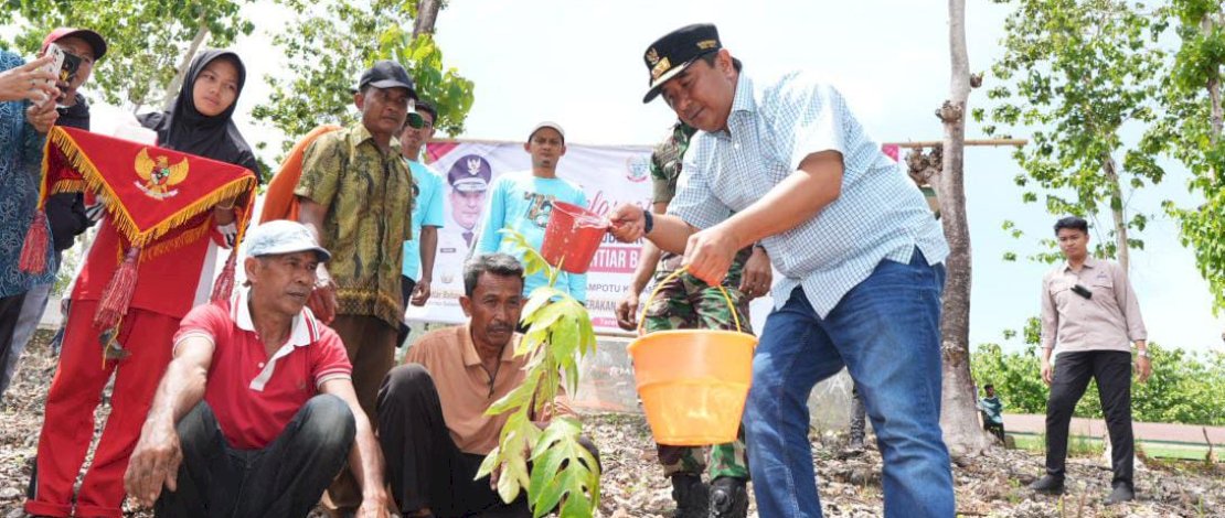 Penjabat Gubernur Provinsi Sulsel, Bahtiar Baharuddin, menanam pohon sukun, di Kelurahan Mampotu, Kecamatan Amali, Kabupaten Bone, Sabtu, 16 Desember 2023. 