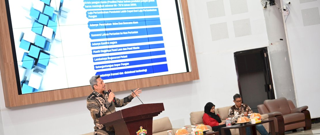 Pj Sekprov Sulsel, Andi Muhammad Arsjad, menjadi Narasumber di Seminar Nasional dan Temu Alumni dalam rangka Dies Natalis ke 37 Sekolah Pascasarjana Universitas Hasanuddin (Unhas) Makassar.