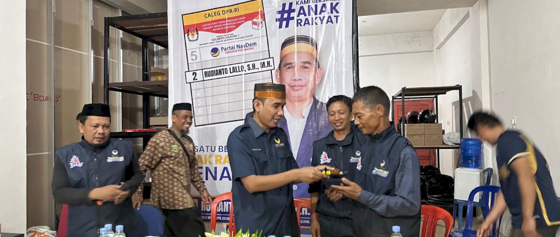 Calon anggota legislator untuk DPR RI nomor urut 2 dari Partai NasDem, Rudianto Lallo, meresmikan posko pemenangan Anak Rakyat di Bili-Bili, Kecamatan Bontomarannu, Kabupaten Gowa, Minggu, 17 Desember 2023.