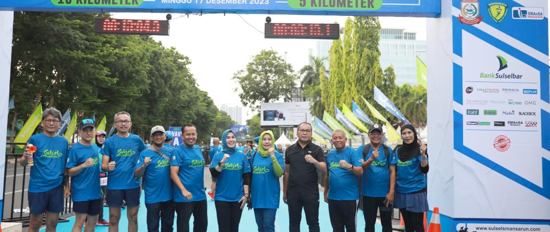 Danny Pomanto saat melepas peserta Sulsel Smansa 10K di Monumen Mandala, Jalan Jenderal Sudirman, Minggu, 17 Desember 2023.