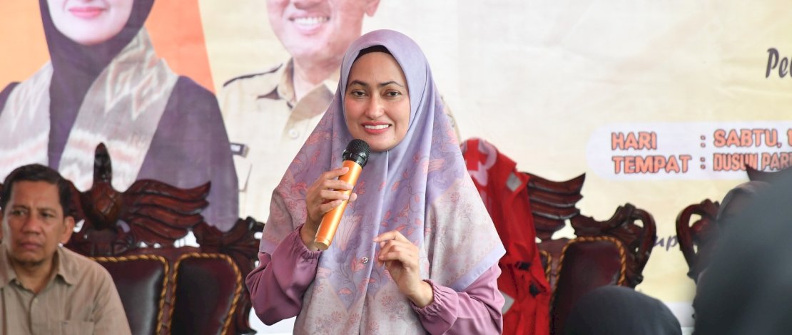 Bupati Luwu Utara, Indah Putri Indriani, di sela Bakti sosial Pelayanan Kesehatan Bergerak digelar di Dusun Pare Pare, Desa Buntu Terpedo, Minggu, 17 Desember 2023