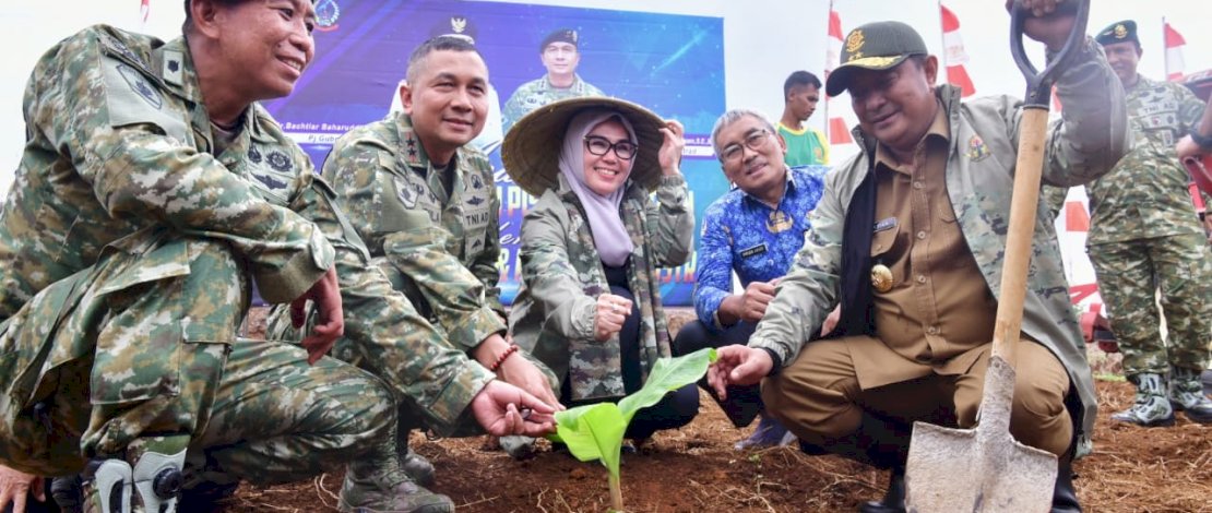 Gubernur dan Ketua DPRD Sulsel, serta Pangdivif 3 Kostrad Mayjen TNI Choirul Anam, melakukan penanaman pisang cavendish. Gubernur dan Ketua DPRD Sulsel, serta Pangdivif 3 Kostrad Mayjen TNI Choirul Anam, melakukan penanaman pisang cavendish.