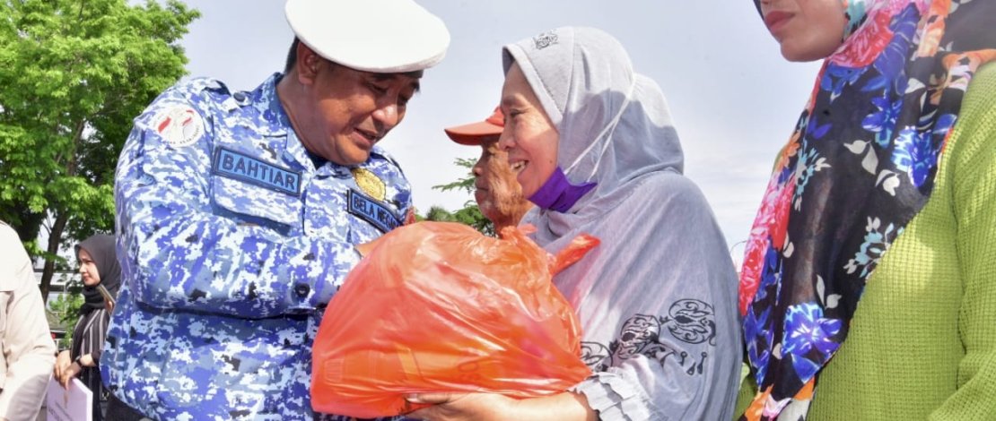 Pj Gubernur Sulsel menyerahkan bantuan kepada salah satu warga saat peringatan hari bela negara di Bone, Selasa 19 Desember 2023