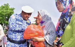 Momentum Peringatan Hari Bela Negara, Pj Gubernur Sulsel Salurkan Bantuan di Bone