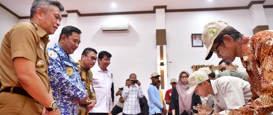 Bank Sulselbar Salurkan KUR Pisang Cavendish ke 13 Petani di Bone