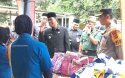 Pj. Bupati dan Ketua TP PKK Hadiri  Gerakan Pangan Murah  di Polut