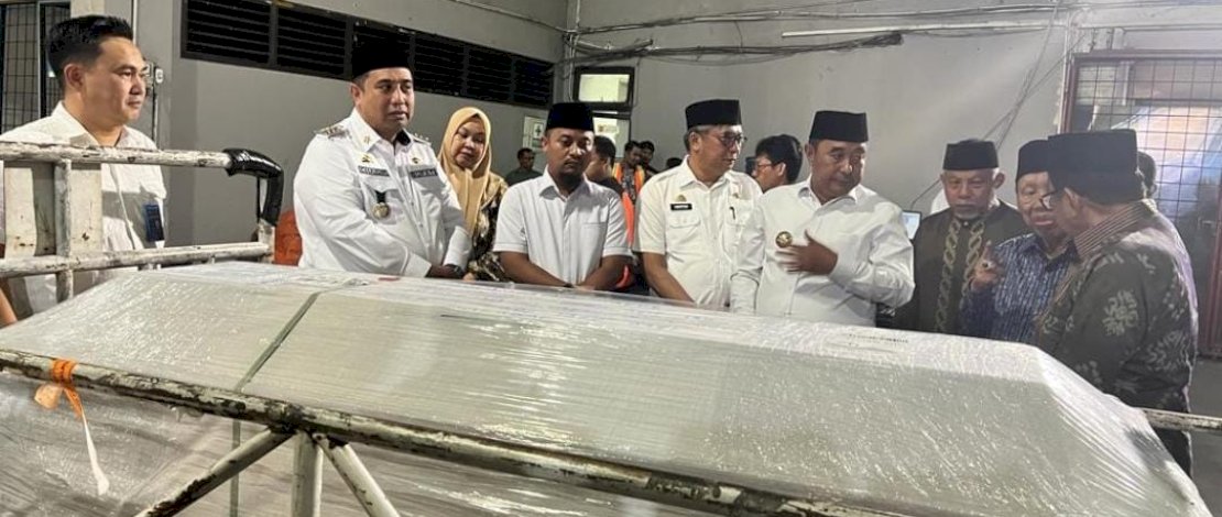 Bupati Maros Chaidir Syam, Pelaksana Tugas Gubernur Sulawesi Selatan, Bahtiar, dan Mantan Gubernur Andi Sudirman Sulaiman  saat menjemput jenaah Hasnah Syam di Bandara Sultan Hasanuddin
