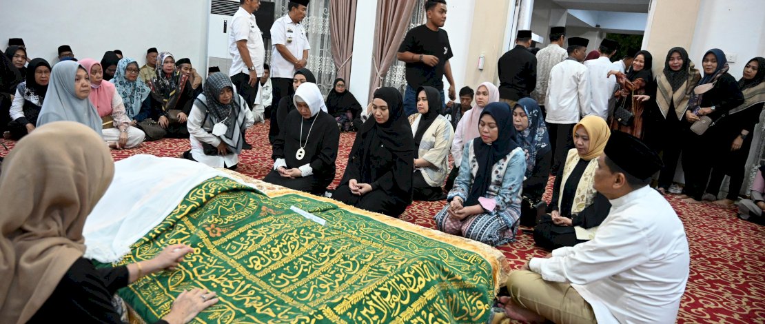 Pj Ketua TP PKK Sulsel, Sofha Marwah, melayat ke rumah duka di Rumah Jabatan Bupati Barru, Rabu malam, 20 Desember 2023.