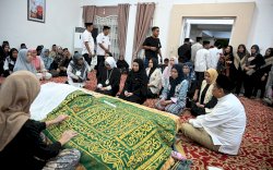 Melayat ke Rumah Duka, Sofha Marwah Bahtiar Sampaikan Bela Sungkawa Atas Meninggalnya Hasnah Syam