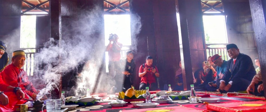 Dinas Kebudayaan Kota Makassar menggelar ritual budaya daerah "Appasili Balla Labbirina Ujung Pandang" sebagai salah satu wujud memperkuat identitas daerah dan nasional.