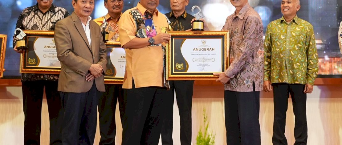 Pj Gubernur Bahtiar Baharuddin, pada Malam Anugerah Keterbukaan Informasi, yang dilaksanakan KI Sulsel, di Aula Tudang Sipulung, Rabu malam, 20 Desember 2023.