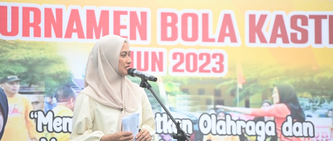 Bupati Luwu Utara, Indah Putri Indriani, membuka Turnamen Kasti Putri, di Desa Baloli.