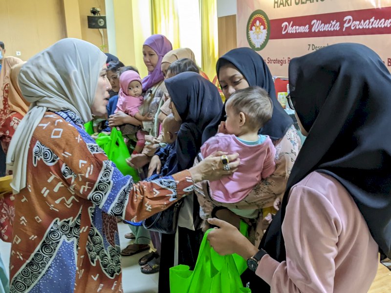 Peringati Hari Ibu, DWP Makassar Salurkan Bantuan Kesehatan untuk Anak Stunting