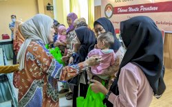 Peringati Hari Ibu, DWP Makassar Salurkan Bantuan Kesehatan untuk Anak Stunting