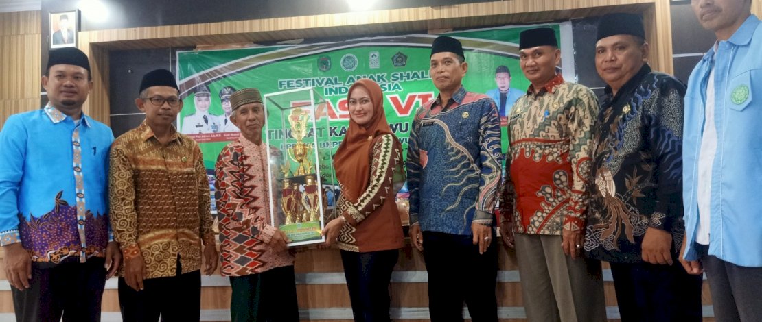 Festival Anak Saleh Indonesia (FASI) VI Tingkat Kabupaten yang diselenggarakan oleh LPPTKA Badan Koordinasi Pemuda Remaja Masjid Indonesia (BKPRMI) Kabupaten Luwu Utara resmi ditutup Bupati Indah Putri Indriani.
