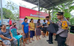 Polrestabes Makassar Bagikan 200 Paket Sembako di Tamalanrea dan Tello