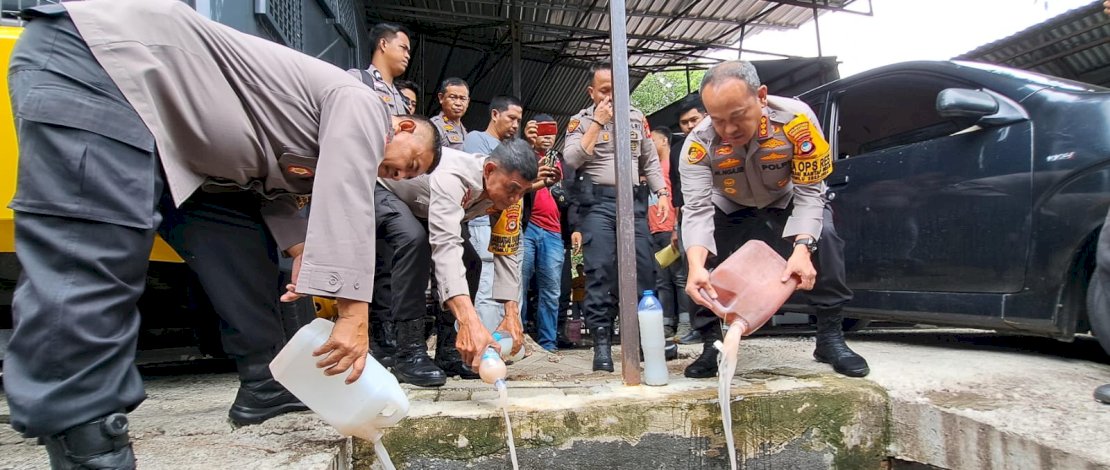 Polrestabes Makassar Musnahkan 2.000 Liter Ballo Jelang Tahun Baru Polrestabes Makassar Musnahkan 2.000 Liter Ballo Jelang Tahun Baru