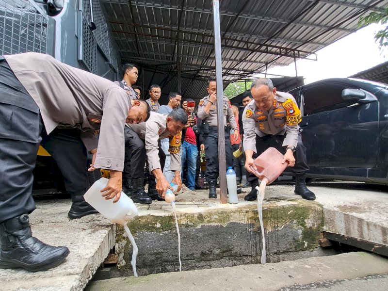 Polrestabes Makassar Musnahkan 2.000 Liter Ballo Jelang Tahun Baru