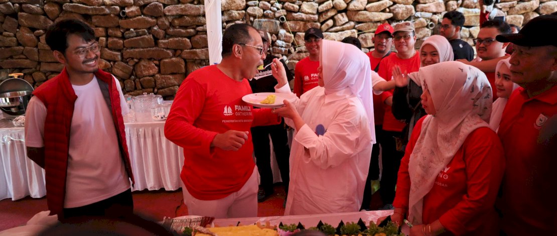 Ketua TP PKK Kota Makassar, Indira Yusuf Ismail, memberi kejutan di Hari Ulang Tahun (HUT) pernikahannya yang ke 29 tahun bersama Wali Kota Makassar, Moh Ramdhan Pomanto, di tengah acara Family Gathering Pemerintah Kota Makassar, di Tokka Tena Rata, Minggu, 24 Desember 2023.