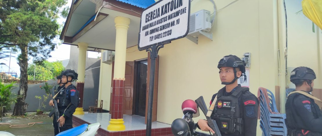 Batalyon C Pelopor Satbrimob Polda Sulsel menerjunkan tim patroli bermotor dan menyasar ke sejumlah titik di Kota Watampone, Minggu, 24 Desember 2023. Batalyon C Pelopor Satbrimob Polda Sulsel menerjunkan tim patroli bermotor dan menyasar ke sejumlah titik di Kota Watampone, Minggu, 24 Desember 2023.